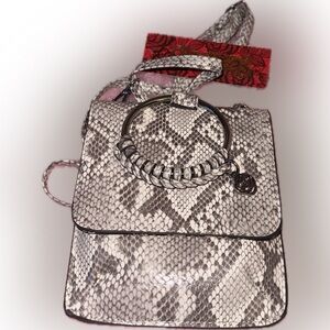 ⭐️👜⭐️ This Stunning CARLOS by Carlos Santana …. Braided Ring Crossbody Bag